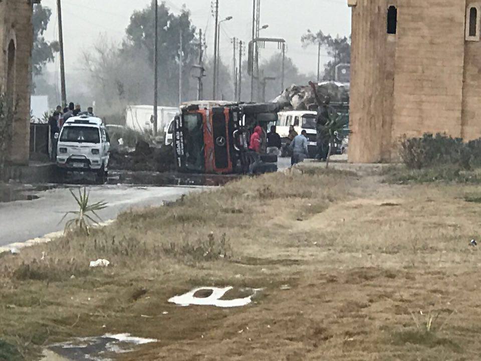 إنقلاب شاحنة نقل على الطريق الزراعى عند مدخل بنها